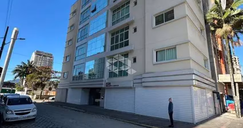 Apartamento dois dormitórios com duas suítes e vaga de garagem coberta.