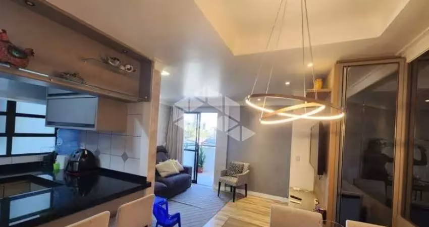 Apartamento semimobiliado com 2 quartos sendo 1 suíte.