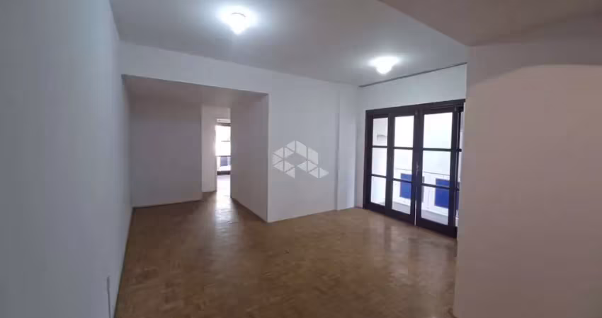 Apartamento 02 dormitórios de frente com sacada e garagem fechada na cidade baixa