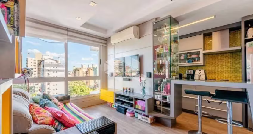 Apartamento com dois quartos, em andar alto, no petrópolis