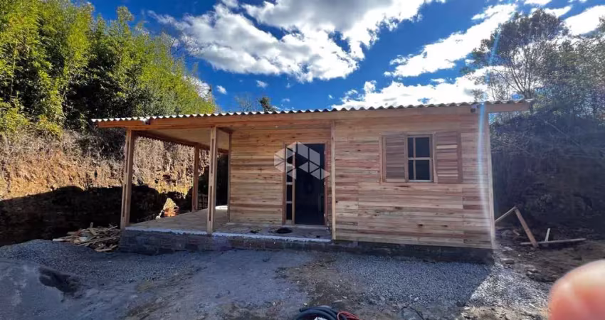 Um casa de madeira, nova com 2 quartos, banheiro, sala e cozinha no america