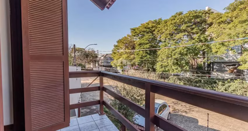 Casa sobrado de 3 dormitórios/suítes. 2 vagas cobertas. sacada.