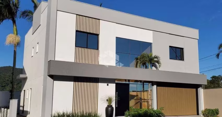 Casa nova com piscina 4 suítes e 4 vagas na barra em balneário camboriú