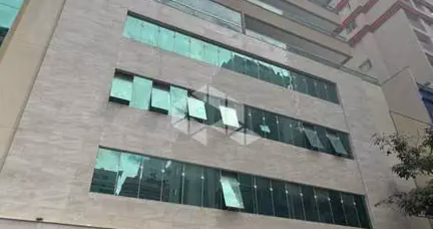 Apartamento com 3 dormitórios sendo 1 suíte e 2 vagas de garagem em itapema
