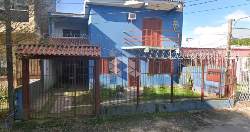 Terreno com 3 casas, casa da frente com 3 quartos sendo uma suíte com banheira