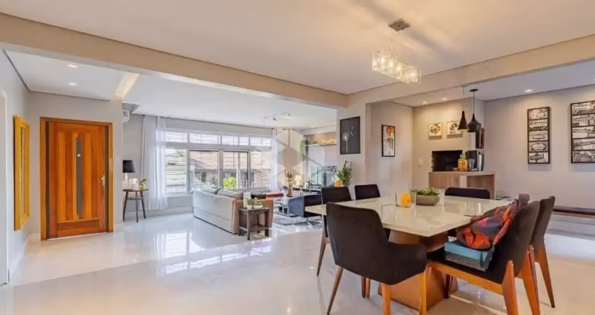 Belíssima e diferenciada casa térrea reformada, no bairro três figueiras, próximo ao shopping iguatemi, são 212 m2 área privativa