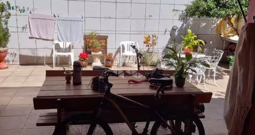 Ótimo sobrado no bairro guarujá a duas quadras da orla do guaíba.