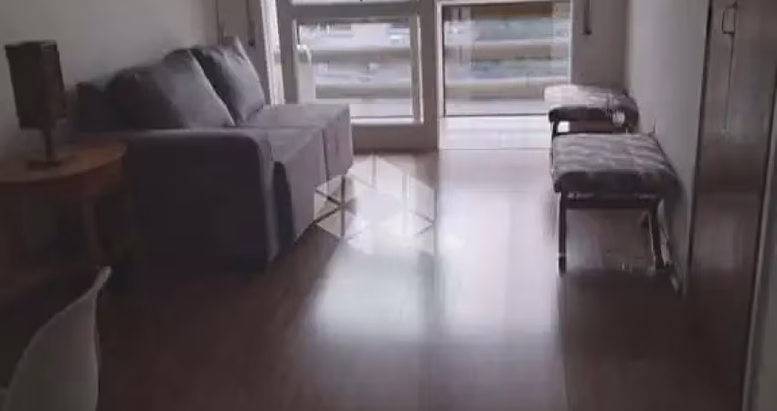 Apartamento 02 dormitórios, frente, com sacada, garagem, prédio com elevador