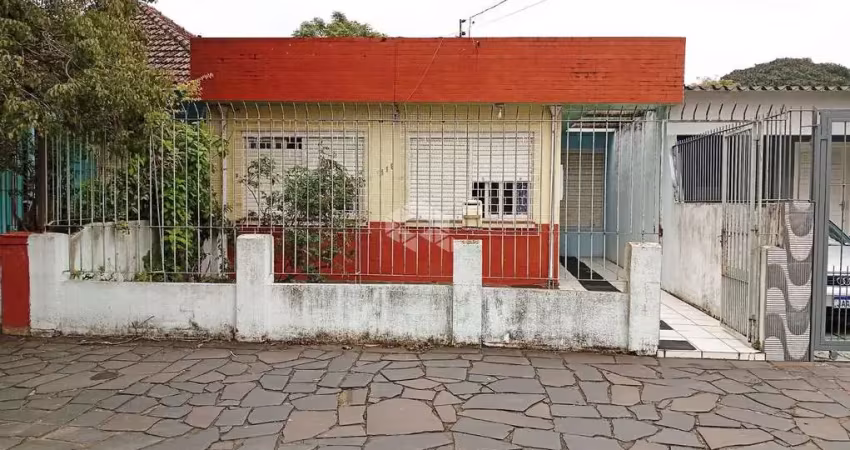 Casa térrea no partenon com pátio, entrada por duas ruas e excelente localização