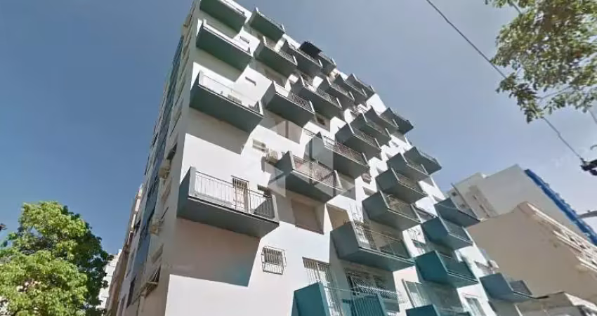 Apartamento à venda com 1 dormitório e sacada, em prédio com elevador no centro de porto alegre