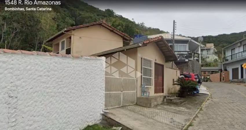Casa em zimbros bombinhas com dois dormitórios sendo 1 suíte e 1 vaga de garagem