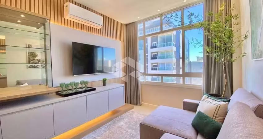 Apartamento mobiliado e decorado com 2 dormitórios/quartos e 1 vaga/box, no bairro navegantes, em capão da canoa/rs.