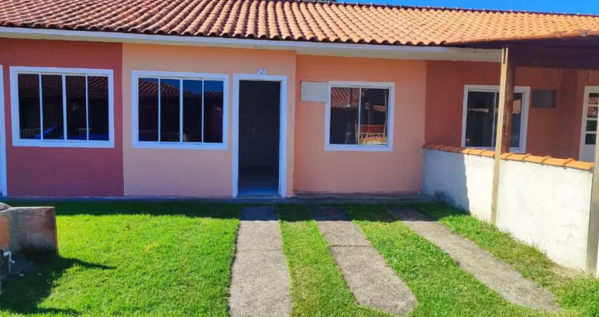 Casa em condomínio fechado, 2 quartos, quintal nos fundos, garagem para até uns 2 carros