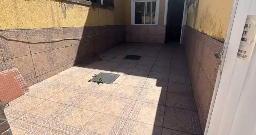 Casa no jardim letícia, 2 quartos, com garagem, ao lado do supermercado leve mais
