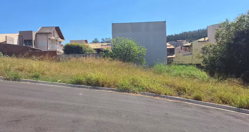 Excelente terreno em bairro tranquilo, arborizado e asfaltado