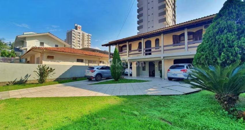 Oportunidade de Casa no Centro de Tubarão com 4 Quartos e Amplo Terreno