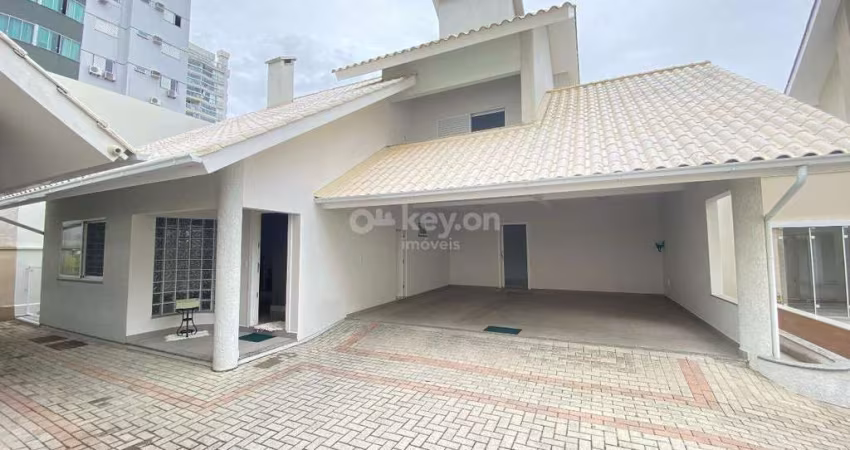 Casa para aluguel, 3 quartos, 1 suíte, 2 vagas, Centro - Tubarão/SC