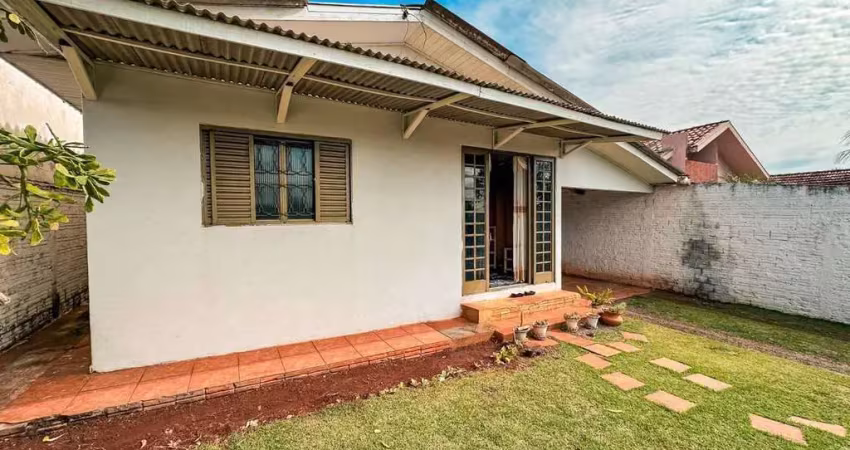 Casa à venda com 2 quartos, com excelente sobra de terreno, jd. europa - toledo/pr