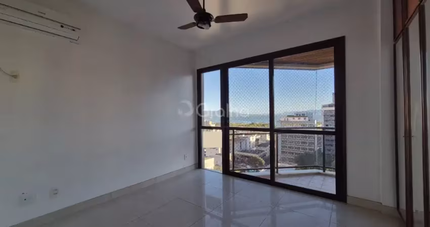 Confortável apartamento no centro com vista mar e sacada espaçosa