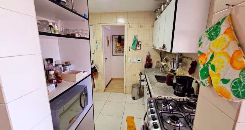 Excepcional Sala e 2.quartos com dependência Completa Cozinha planejada Banheiro Social Com Box Blindex Varanda Sol passante
