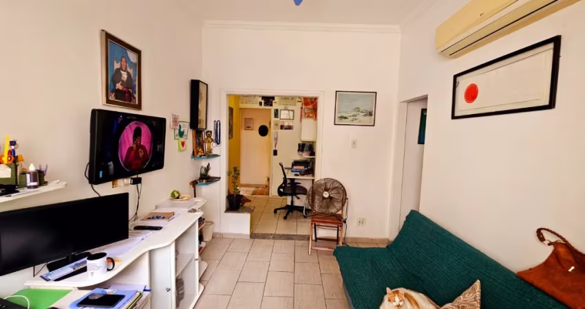 Espetacular Sala e Quarto Separado com 35m2 Fundos ótimo estado de Conservação Avista Santa Teresa,piso Frio Cozinha cabe fogão e Geladeira, Banheiro Social Com Box Blindex Azulejo Teto