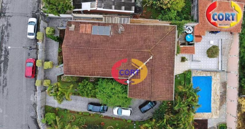 Casa em amplo terreno à venda no bairro Jordanopolis em Arujá!!!