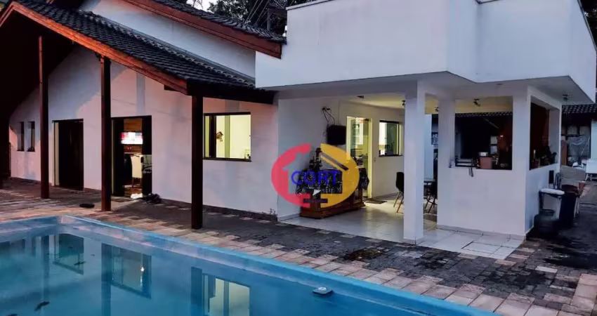 Casa com pomar e ampla área externa no condomínio Arujazinho IV!!!