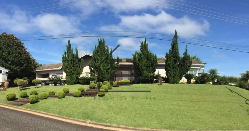 Casa térrea mobiliada à venda Condomínio Jardim das Palmeiras, 1 suíte mais 2 quartos com banheiro, escritório home office, piscina aquecida com spa, garagem coberta com estação de carga para veículos