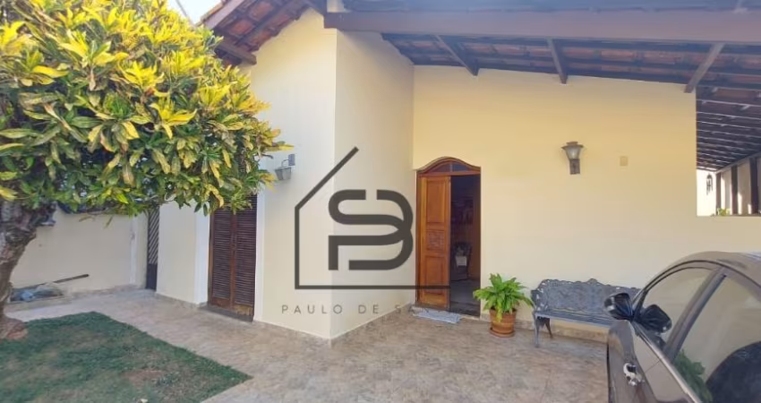 Casa à Venda Jardim Califórnia, 196,20m² de área construída,3 dormitórios, banheiro social, lavabo, 2 vagas de garagem, Bragança Paulista.