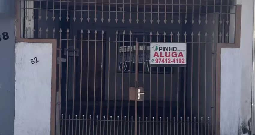 Sobrado 3 dormitórios, quintal e uma vaga de garagem
