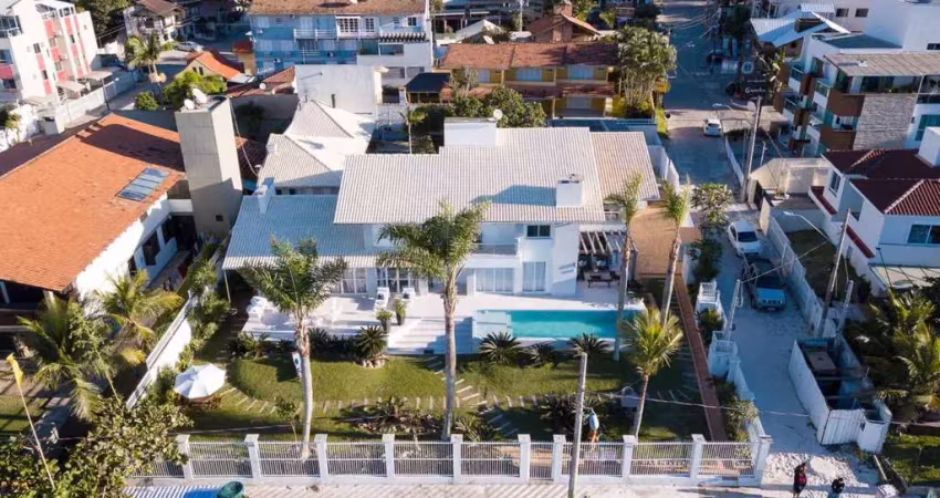 Casa frente mar, piscina, espaço gourmet, 4 suítes, centro, bombinhas - sc