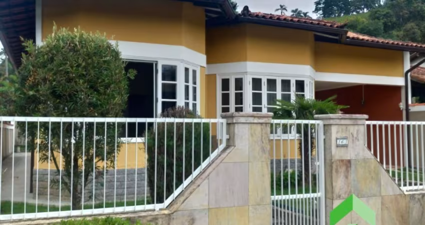 Casa com 2 Quartos Área Gourmet no Cond. Village, que tem Piscina, Lago e Campo em Ipiabas