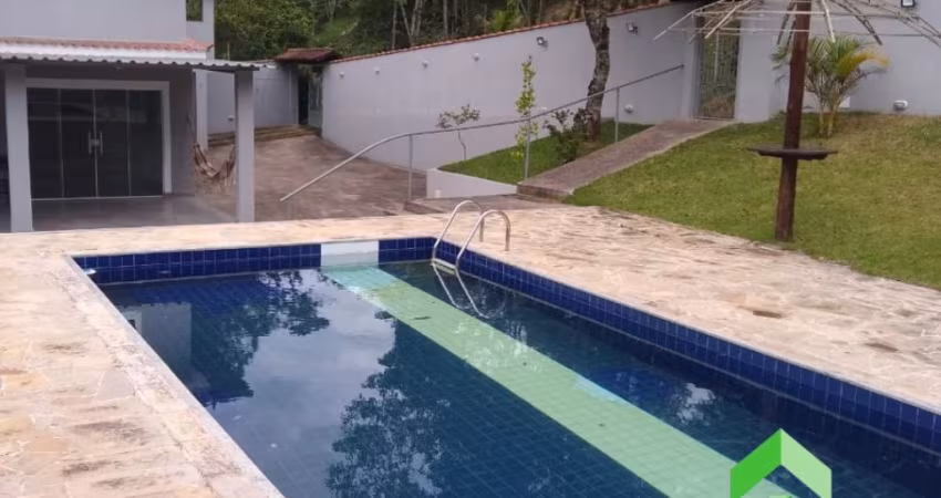 Casa com 4 quartos, piscina, area gourmet, lago no Residencial Sitio da Neblina em Ipiabas