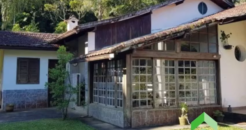 Sitio com 2 casas, piscina, área gourmet, pasto, plantio de eucalipto com 16 alqueires