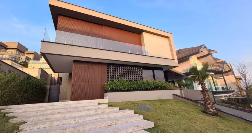Casa Nova com Elevador no Tamboré 10