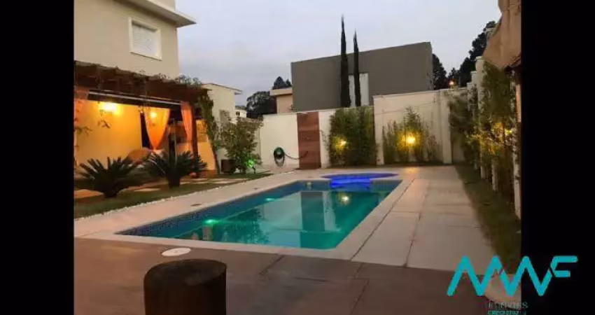 Casa em Alphaville com 03 Suítes e Piscina!