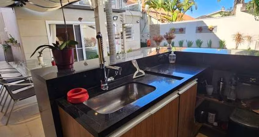 Casa Alphaville  4 - Destaque para Área Gourmet - Estuda Permuta!