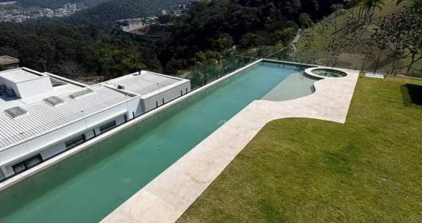 Casa Maravilhosa com Vista Livre - Tambore 10 - 1100m2 Terreno - Mobiliada!