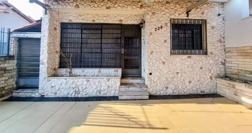 Casa térrea de esquina com 2 suítes, quintal lateral e 1 vaga coberta com zetaflex. prática, arejada e pronta pra morar!