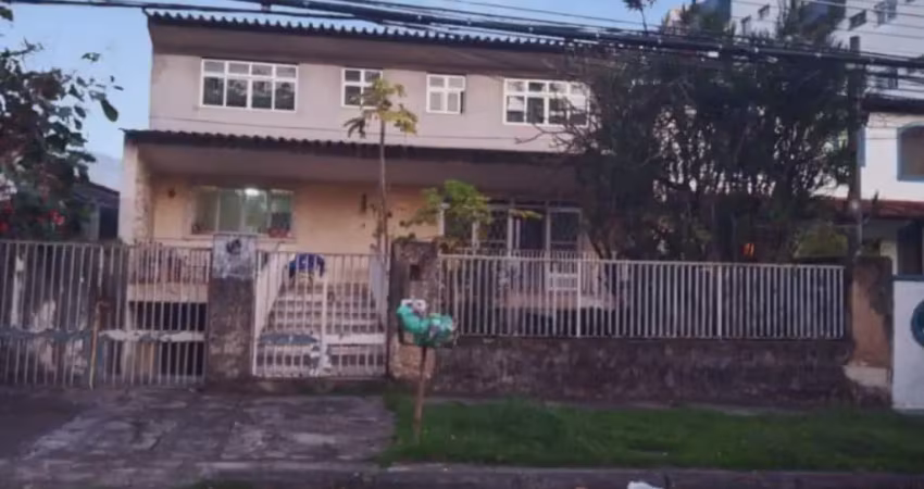 Casa a venda com 4 suítes, 582m² de terreno no centro da freguesia, rio de janeiro - rj.