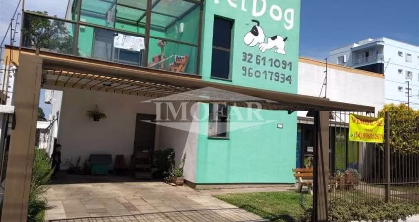 Sala comercial própria para clínica veterinária, com canis e pátio, instalações de banho e tosa com 02 banheiras fixas, canis com mesa de trabalho, aquecedor à gás, loja com expositores e balcão de re