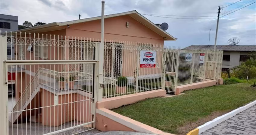 Casa em alvenaria, piso superior composta por 03 dormitórios, sala, cozinha, banheiro social e despensa.  Piso inferior com sala e cozinha integradas com churrasqueira, mezanino com 01 dormitório e ba