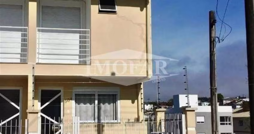 Sobrado Triplex, com 02 dormitórios (sendo 02 suítes), sala e cozinha em conceito aberto, churrasqueira, lavabo, área de serviço e garagem para 02 veículos.  Espera para lareira. Cerca elétrica e alar