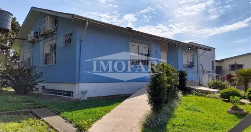 Excelente casa, construída em terreno com 1.080m, toda reformada, semi mobiliada com 04 dormitórios (sendo 01 suíte), sala e cozinha conjugadas, churrasqueira, lareira, espaço gourmet e banheiro socia