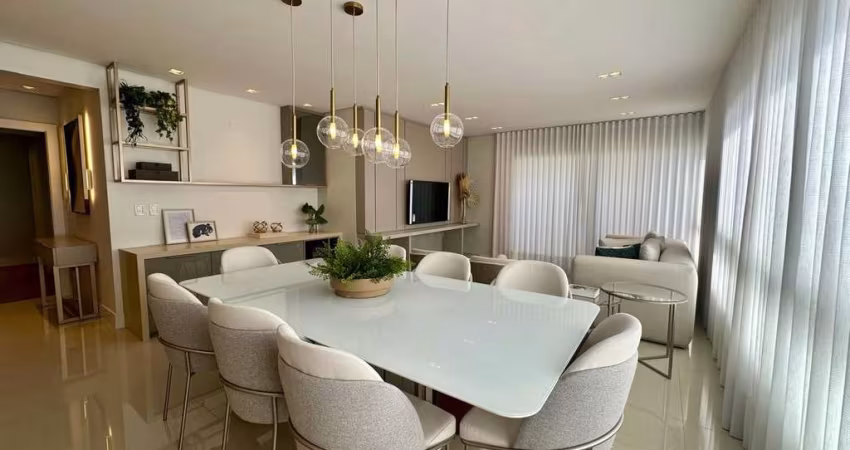 Excelente localização e posição solar! 
Apartamento novo e finamente mobiliado e decorado!
Conta com 03 suítes, sala para 02 ambientes com lavabo e sacada, copa/cozinha, área de serviço com sacada e c