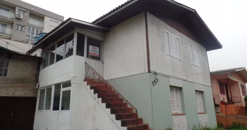 Excelente terreno com 03 casas, totalizando 04 moradias.   Área total: 442,85m.  Confira!