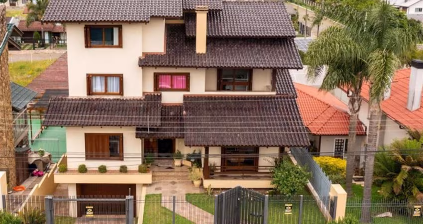 Imóvel de excelente padrão, em bairro residencial privilegiado da cidade. Composto por sala de jantar e estar, copa e cozinha, lavabo, escritório e lavanderia.  Na parte superior, o imóvel possui 04 d