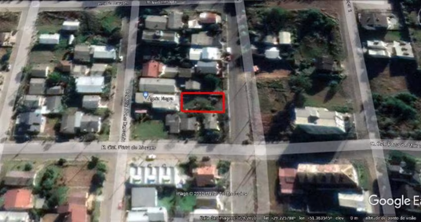 Terreno com 13 metros de frete por 27 metros de profundidade. Área: 13x27= 360,00m. Frente leste.   Confira!