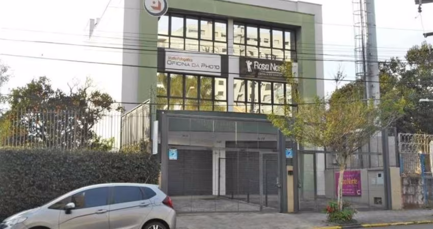 Excelente Loja Térrea em ótima localização no Centro de Caxias do Sul! Com 03 pavimentos, 03 banheiros sociais, churrasqueira e 01 vaga de estacionamento.  Espera para split com laje técnica e rebaixe