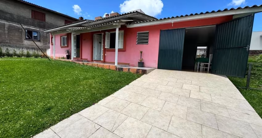 Casa de alvenaria com 03 dormitórios, 02 banheiros, sala e cozinha conjugadas, área de serviço, garagem para 02 carros. Terreno com 370,00 m. Área da casa 150,00 m.
